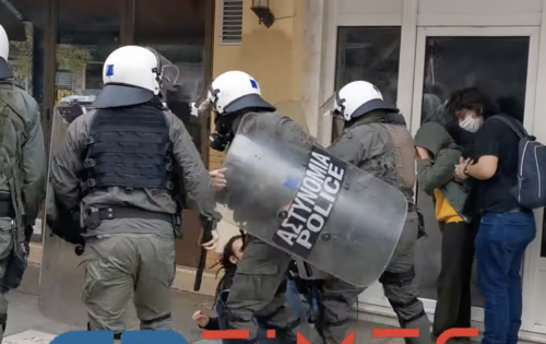 Θεσσαλονίκη: Άνδρες των ΜΑΤ ρίχνουν αγκωνιά στο πρόσωπο και κλωτσούν άνδρα που είχε πέσει κάτω [ΒΙΝΤΕΟ]