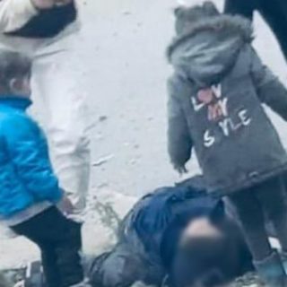 «Μαμά, σήκω»: Συγκλονίζει βίντεο από έκρηξη στο Αφγανιστάν που δείχνει παιδιά να κλαίνε έπειτα από έκρηξη