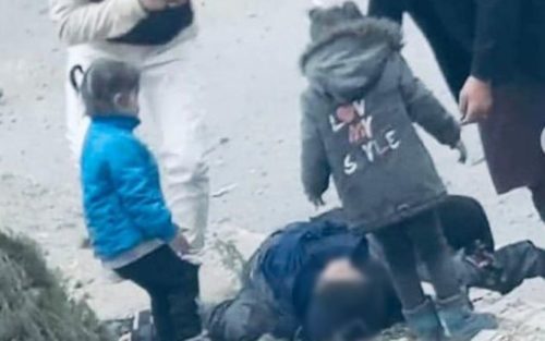«Μαμά, σήκω»: Συγκλονίζει βίντεο από έκρηξη στο Αφγανιστάν που δείχνει παιδιά να κλαίνε έπειτα από έκρηξη