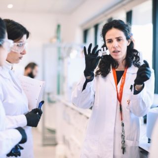 Βιολογικές Επιστήμες: Μελετώντας τον πυρήνα της ζωής σε υπερσύγχρονες εργαστηριακές εγκαταστάσεις