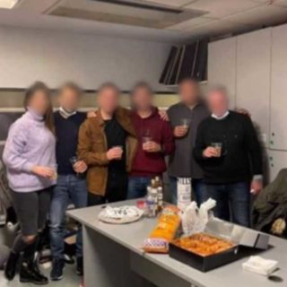 Αστυνομικοί έκαναν «πάρτι» μέσα στη ΓΑΔΑ, χωρίς να τηρούν μέτρα προστασίας