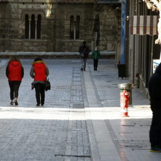 Ποιες περιοχές μπαίνουν από σήμερα στο κόκκινο και ποιες παραμένουν στο “βαθύ” κόκκινο