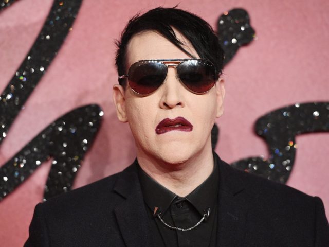 Δύο εντάλματα σύλληψης εις βάρος του Marilyn Manson για επίθεση