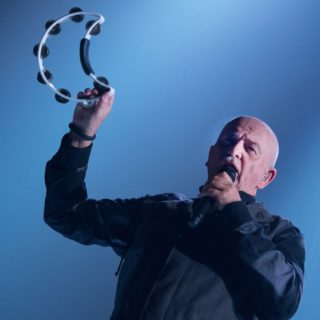 O Peter Gabriel παρουσιάζει μια νέα εκδοχή του θρυλικού τραγουδιού “Biko”