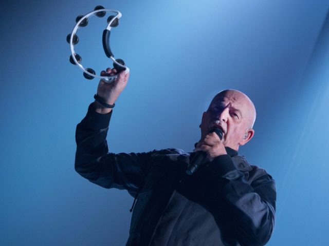 O Peter Gabriel παρουσιάζει μια νέα εκδοχή του θρυλικού τραγουδιού “Biko”