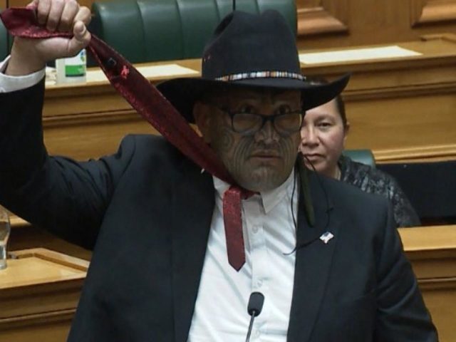 Νέα Ζηλανδία: Μαορί βουλευτής αρνείται να φορέσει γραβάτα στο κοινοβούλιο