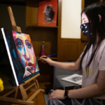 Δύο προσφύγισσες ονειρεύονται το μέλλον τους μέσα από την τέχνη