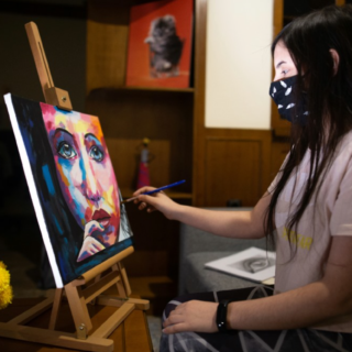 Δύο προσφύγισσες ονειρεύονται το μέλλον τους μέσα από την τέχνη