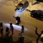 Νέα Σμύρνη-Η ΕΛ.ΑΣ ισχυρίζεται ότι: «Ο αστυνομικός κρατάει γάντια και όχι όπλο» [BINTEO]