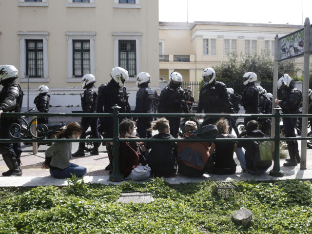 Καταγγελία: Αστυνομικοί χτύπησαν και παρενόχλησαν σεξουαλικά 18χρονη κοπέλα [ΒΙΝΤΕΟ]