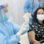 Covid-19: Δύο δισεκατομμύρια δόσεις εμβολίων έχουν χορηγηθεί σε όλο τον κόσμο