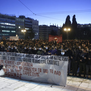 Χιλιάδες άνθρωποι στο δρόμο διαμαρτυρόμενοι για τις πολιτικές της κυβέρνησης [ΒΙΝΤΕΟ]