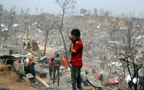 Μπανγκλαντές: Τουλάχιστον 15 Ροχίνγκια έχασαν τη ζωή τους από την πυρκαγιά που ξέσπασε στον καταυλισμό τους