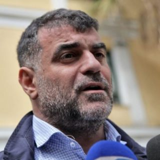 Απειλή σύλληψης κατά Βαξεβάνη έπειτα από μήνυση αστυνομικών για τη δημοσιοποίηση καταγγελιών για βασανισμούς