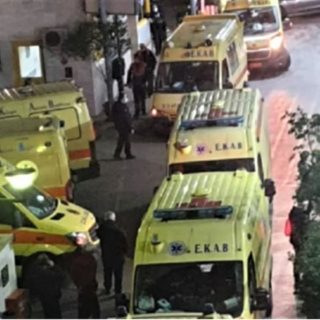 Κορωνοϊός: Δύσκολη εφημερία στον Ευαγγελισμό – Τα ασθενοφόρα σχηματίζουν ουρές