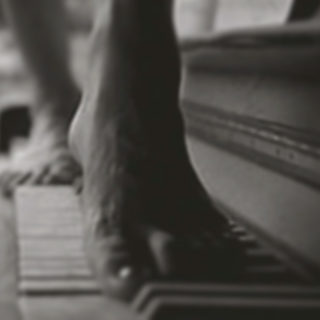 «Ανήσυχα άκρα»: Ο Νίκος Παναγιωτόπουλος εξερευνά σκοτεινές πτυχές του ερωτικού πάθους