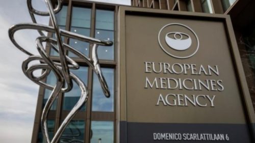 ΕΜΑ: Τα οφέλη του εμβολίου της AstraZeneca υπερέχουν των κινδύνων. Δεν υπάρχουν ενδείξεις για τη δημιουργία θρόμβων