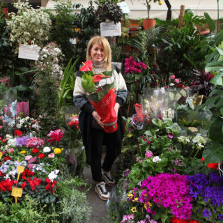 Γιατί κανείς δεν μπορεί να προσπεράσει εύκολα τον πάγκο της Στέλλας στη λαϊκή;