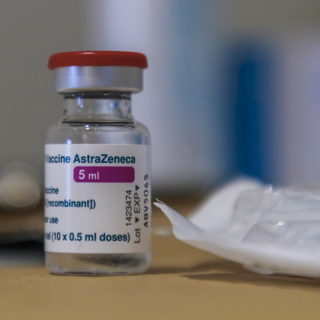 H Εθνική Επιτροπή Εμβολιασμών αποφάσισε να μη σταματήσει ο εμβολιασμός της AstraZeneca