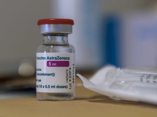 H Εθνική Επιτροπή Εμβολιασμών αποφάσισε να μη σταματήσει ο εμβολιασμός της AstraZeneca