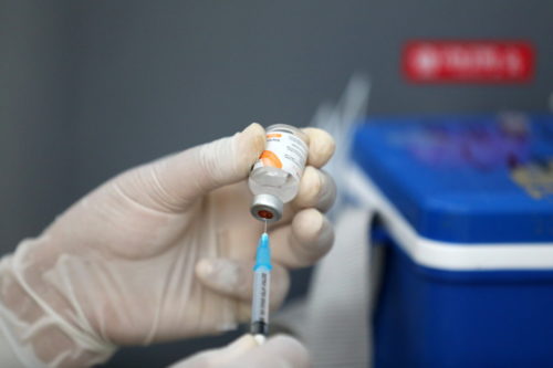 Εγκρίθηκε η τρίτη δόση του εμβολίου της Pfizer στους άνω των 65 στις ΗΠΑ