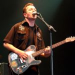 Μουσική: Το εμβληματικό τραγούδι «Junco Partner», σε ακουστική εκδοχή από τον Joe Strummer