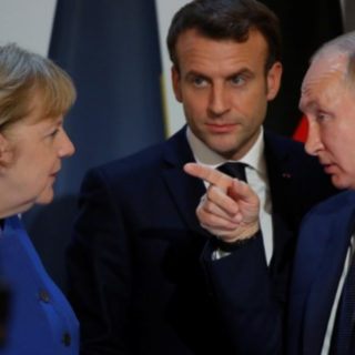 Πιθανή συνεργασία για τα εμβόλια συζήτησαν Μακρόν, Μέρκελ και Πούτιν