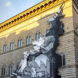 Η «Πληγή» είναι μια εντυπωσιακή εγκατάσταση του JR στο Palazzo Strozzi της Φλωρεντίας