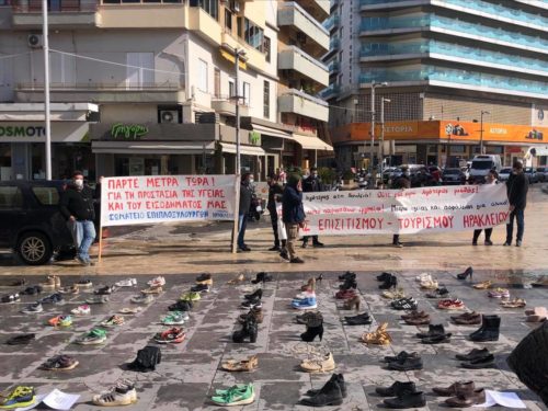 Άδεια ζευγάρια παπούτσια στην πλατεία Ελευθερίας του Ηρακλείου Κρήτης ως ένδειξη διαμαρτυρίας των εμπόρων και βιοτεχνών