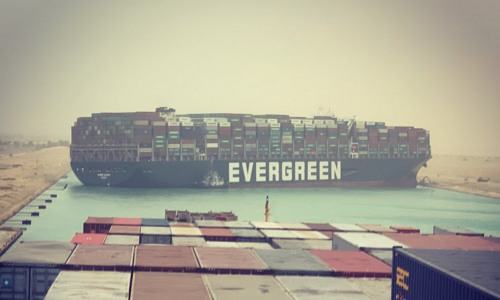 Διώρυγα του Σουέζ: Γιγάντιο πλοίο μεταφοράς εμπορευματοκιβωτίων προσάραξε και έκλεισε τη Διώρυγα