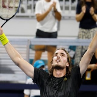 «Πέταξε» στους «16» ο Τσιτσιπάς