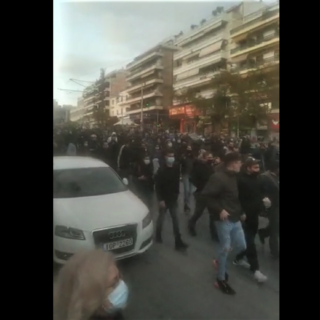 Νέα Σμύρνη: Πορεία στους δρόμους μετά την επίθεση αστυνομικών σε πολίτες [ΒΙΝΤΕΟ]