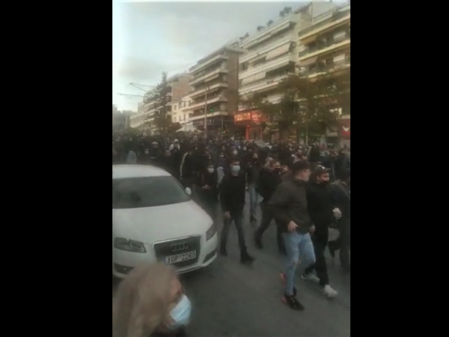 Νέα Σμύρνη: Πορεία στους δρόμους μετά την επίθεση αστυνομικών σε πολίτες [ΒΙΝΤΕΟ]
