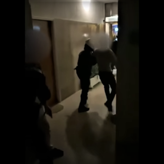 Εισβολή αστυνομικών μέσα σε πολυκατοικία, κυνηγώντας πολίτη που χειροκρότησε ειρωνικά [BINTEO]