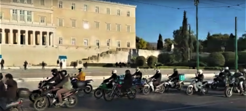 Μοτοπορεία στο κέντρο της Αθήνας για το τροχαίο δυστύχημα στη Βουλή [ΒΙΝΤΕΟ]