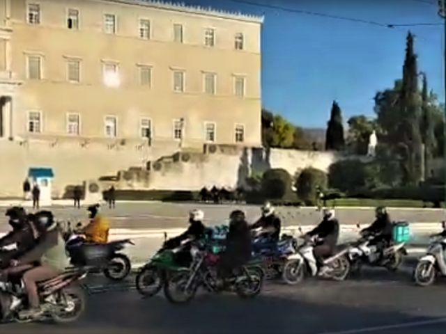 Μοτοπορεία στο κέντρο της Αθήνας για το τροχαίο δυστύχημα στη Βουλή [ΒΙΝΤΕΟ]