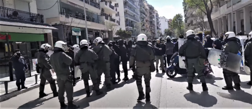 Επίθεση ακροδεξιών με πέτρες στον ΕΚΧ «Σχολείο» στη Θεσσαλονίκη [BINTEO]