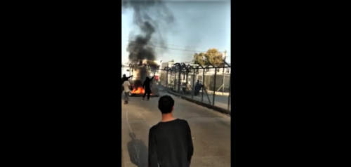 Κόρινθος: Φωτιές κι επεισόδια σε δομή μεταναστών έπειτα από την αυτοκτονία πρόσφυγα που διέμενε στη δομή [ΒΙΝΤΕΟ]