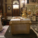 Στις 9 το βράδυ η Ανάσταση στο προαύλιο των ναών