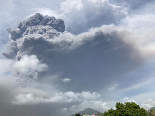 Άγιος Βικέντιος: Εξερράγη το ηφαίστειο Λα Σουφριέρ, χιλιάδες κάτοικοι εγκαταλείπουν τα σπίτια τους