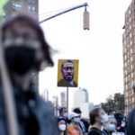 Δολοφονία Φλόιντ: Ποινή φυλάκισης 2,5 ετών στον αστυνομικό που κοιτούσε την ώρα του εγκλήματος