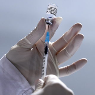 Μετάλλαξη «Δέλτα»: Η αποτελεσματικότητα των εμβολίων μειώνεται έπειτα από τρεις μήνες, δείχνει έρευνα