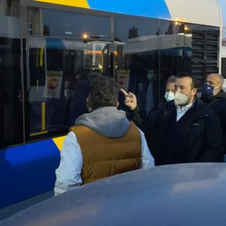 Ακινητοποιημένα λόγω βλάβης 23 από τα 40 νοικιασμένα λεωφορεία που νοίκιασε το υπουργείο Μεταφορών