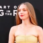 Η Αμάντα Σάιφριντ στον ρόλο της ιδρύτριας της Theranos στη σειρά «The Dropout»