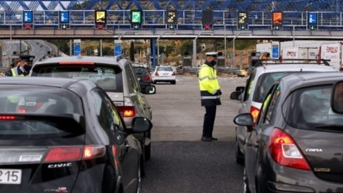 Αισθητά μειωμένη η έξοδος των οχημάτων από τα διόδια