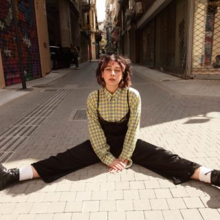 Η Νεφέλη Θεοδότου μια μέρα θα χορέψει δίπλα στον Thom Yorke. Έως τότε, ελπίζει στον αποστιγματισμό των κοριτσιών που χορεύουν στα μπουζούκια