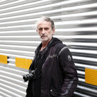 Ο Μάριος Λώλος μιλάει για την «αγωνία της ανάσας» απέναντι στην αστυνομική βία και την πανδημία