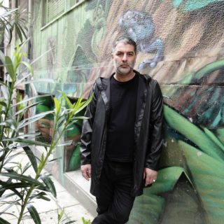 Ο Βασίλης Μπισμπίκης κάνει θέατρο γιατί τον φοβίζει ο εκφασισμός της κοινωνίας