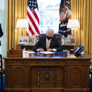 ΗΠΑ: Ο πρόεδρος Μπάιντεν επέτρεψε τη λήξη εφαρμογής προεδρικού διατάγματος του Τραμπ