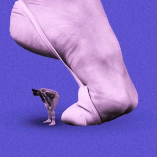 «Είδαμε τον προπονητή να τη χτυπάει τόσο δυνατά στην πλάτη, που το ξύλο αντήχησε σε όλο το γυμναστήριο»